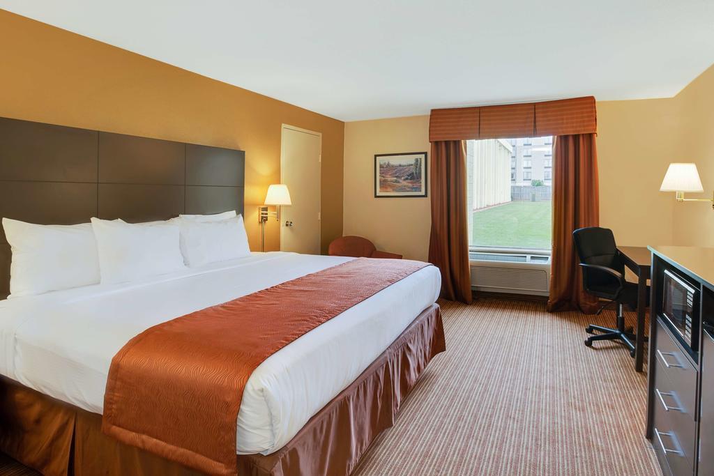 Baymont By Wyndham Charlotte-Airport Coliseum Hotel Exterior photo