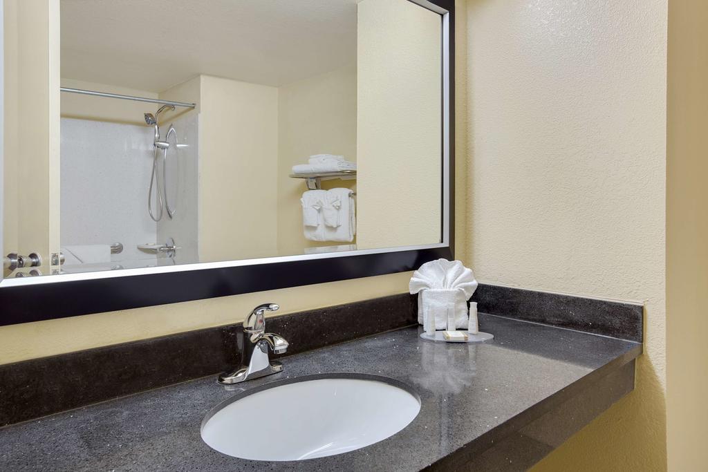 Baymont By Wyndham Charlotte-Airport Coliseum Hotel Exterior photo