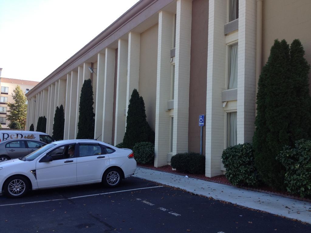 Baymont By Wyndham Charlotte-Airport Coliseum Hotel Exterior photo