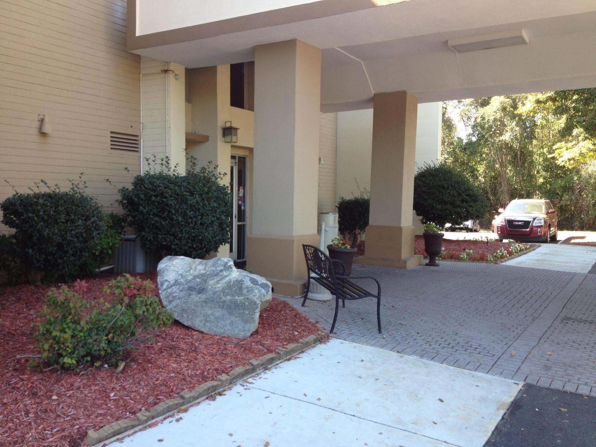 Baymont By Wyndham Charlotte-Airport Coliseum Hotel Exterior photo